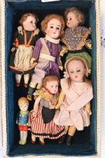 Cinq petites poupées tête porcelaine
Unis France ou allemande, yeux fixes...