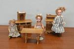 Trois petites poupées, tête porcelaine allemande
corps semi-articulé, habits d'origine, perruque....