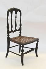 Jolie chaise cannée Napoléon III
en bois noirci, rehaussée or. H....