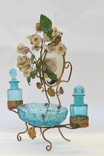 Baguier fin XIXème
en métal doré avec verrerie bleue et fleurs...
