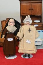 Deux religieuses avec habits traditionnels en drap
tête porcelaine, bouche ouverte,...