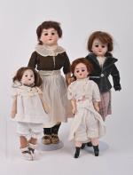 Quatre poupées tête porcelaine allemande
bouche ouverte, yeux fixes en verre,...