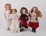 Quatre poupées tête porcelaine :
trois allemandes, bouche ouverte, corps hybride,...