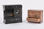 Deux meubles miniatures japonais :
cabinet en laque (H. 21,5 cm)...