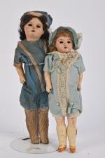 Deux poupées tête en carton
corps semi-articulé, avec leurs habits d'origine,...