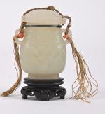 CHINE - XVIIIe/XIXe siècle
Vase couvert miniature dit "hu" en néphrite...