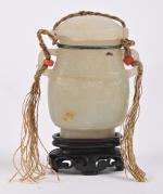 CHINE - XVIIIe/XIXe siècle
Vase couvert miniature dit "hu" en néphrite...
