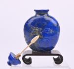 CHINE - XIXe siècle
Flacon tabatière arrondi en lapis-lazuli à décor...