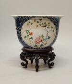 CHINE - Fin XIXe siècle
Cache-pot de forme ronde en porcelaine...