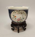 CHINE - Fin XIXe siècle
Cache-pot de forme ronde en porcelaine...