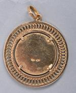 Médaille en or jaune 18K 750‰,
de forme ronde parée d'une...