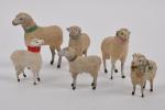 Six petits moutons en bois peint et tissu 
orné de...