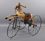 Cheval tricycle fin XIXème
repeint crème, trois roues en fer, manivelle...