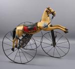 Cheval tricycle fin XIXème
repeint crème, trois roues en fer, manivelle...