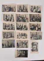 Seize cartes postales anciennes 
représentant des poupées.