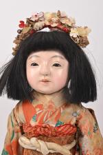 Poupée japonaise en composition, 
yeux émaillés et traits peints (accident...