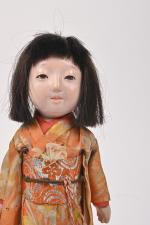 Poupée japonaise en composition, 
yeux émaillés et traits peints, corps...