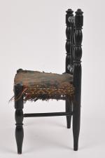 Petite chaise en bois tourné et laqué noir 
(petit accident...