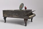 Piano à queue formant boîte à bijoux
avec oiseau chanteur, en...