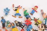 Plus de cinquante figurines plastiques : 
goodies, porte-clefs, principalement personnages...