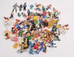 Plus de cinquante figurines plastiques : 
goodies, porte-clefs, principalement personnages...