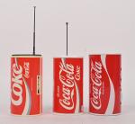 Coca-Cola, trois canettes radio FM 
(petites usures, non testées).