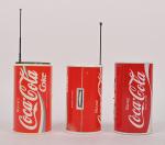 Coca-Cola, trois canettes radio FM 
(petites usures, non testées).