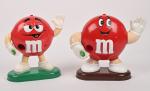 M&M's, 2 distributeurs classiques rouges, 
variantes de tailles (usures).