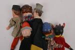 Six belles marionnettes à gaine
tête en céramique, petits éclats à...