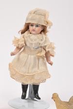 Petite poupée allemande
tout en biscuit, tête fixe, traits peints, habits,...