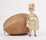 Oeuf en paille (14,5 cm),
avec fillette 1920 tout en biscuit,...