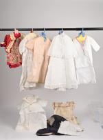 Huit robes ou chemises diverses
dont une en coton blanc avec...