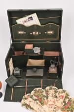 "Papeterie"
Grand coffret gainé vert avec nombreux accessoires dont pèse-lettres, mappemonde,...