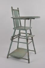 Chaise haute peinte bleue.
Usures. H. 15 cm.