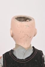 Poupée Jules Verlingue à tête buste
en porcelaine marquée en creux...