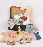 Valise contenant des vêtements petite taille et moyenne taille
principalement 1930-50.