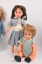 Quatre poupées caoutchouc
dont deux Modes et travaux contemporain : Emilie,...