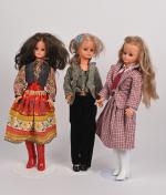Bella, Cathy : trois modèles
avec habits. 62 cm.