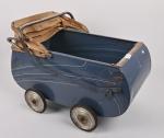 Landau de poupée vers 1940
en tôle bleue, capote en toile...