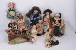 Lot de petites poupées en habits folkloriques
composition et celluloïd, 1910...