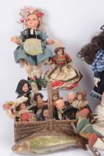 Lot de petites poupées en habits folkloriques
composition et celluloïd, 1910...