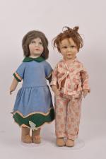 Deux poupées en feutre ou tissu pressé et peint,
jambes raides,...