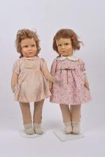 Deux poupées françaises en feutre pressé
traits peints, yeux marron regardant...
