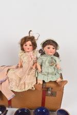 Deux poupées vers 1930
en porcelaine allemande peinte à cru par...