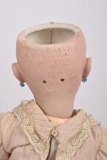 Belle poupée à tête en porcelaine 
"S.H 1039 Germany Dep...