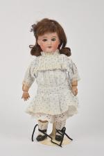 Petite poupée tête porcelaine 
marquée en creux " SFBJ 301...