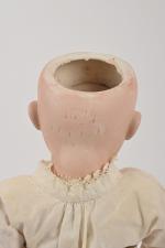 Poupée tête porcelaine marquée en creux "1894, A.M 5 Dep",
yeux...