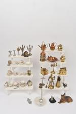 Important lot d'accessoires 
pour maison de poupée en étain, porcelaine,...