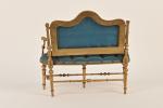 Elégant canapé Napoléon III en bois doré
reposant sur cinq pieds,...