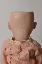 Jolie poupée avec rare expression,
tête porcelaine marquée en creux "SH...